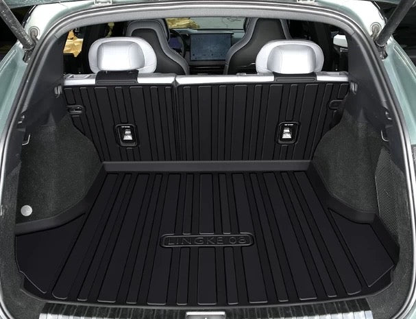 Tapis coffre Lynk & Co 08 installé avec logo — protection totale coffre