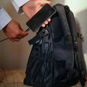 Sac à dos Goui Line 20L - recharge d'un smartphone via le port USB externe