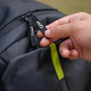 Sac à dos Goui Line 20L - détail de la fermeture éclair et logo Goui