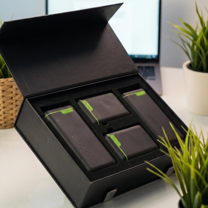 Pack Power Banks GOUI KIGO - coffret ouvert sur bureau avec les 4 batteries