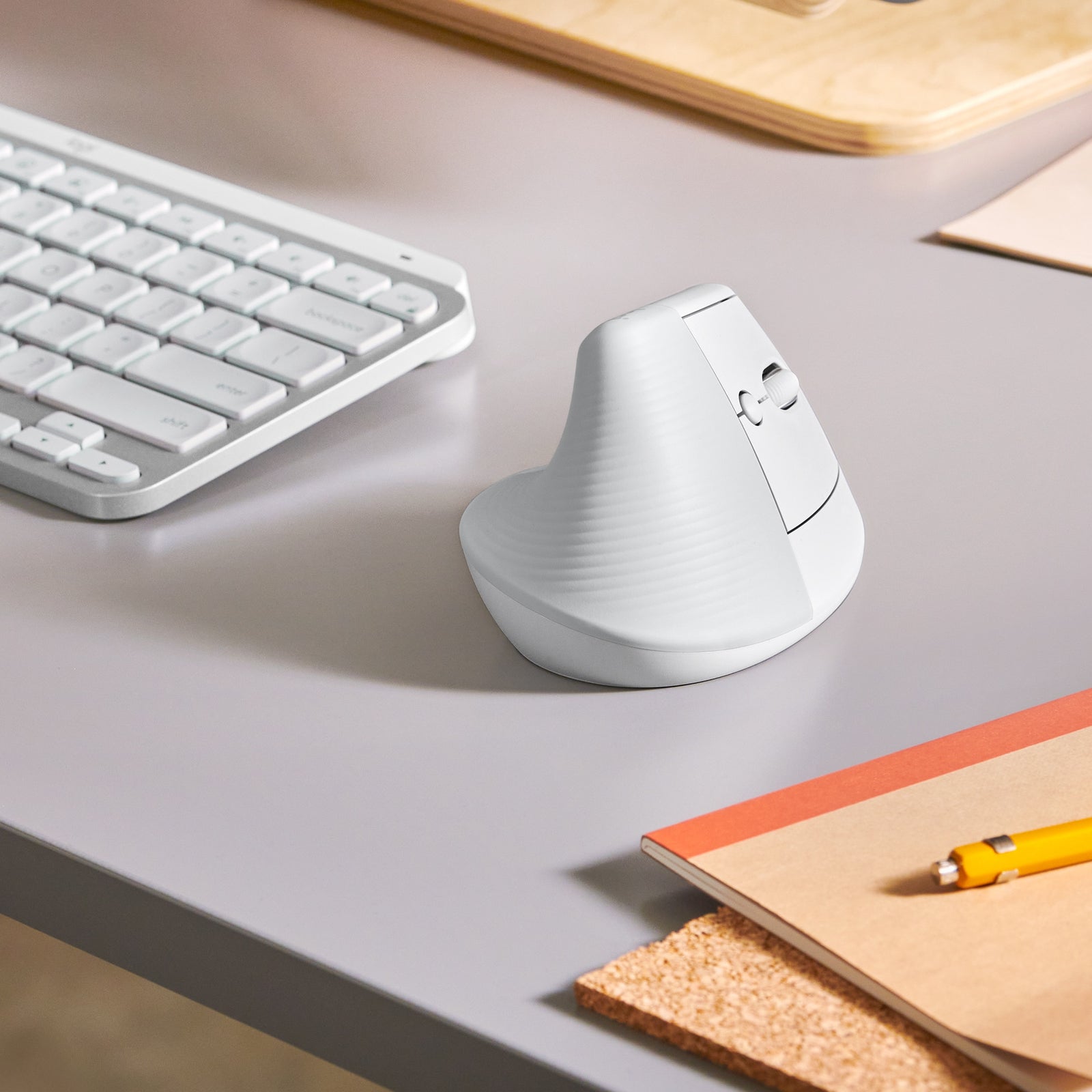Souris Sans Fil Bluetooth Logitech Lift Blanc Ergonomique Droitier 910 006475 — Logitech au Maroc | Connecto.ma